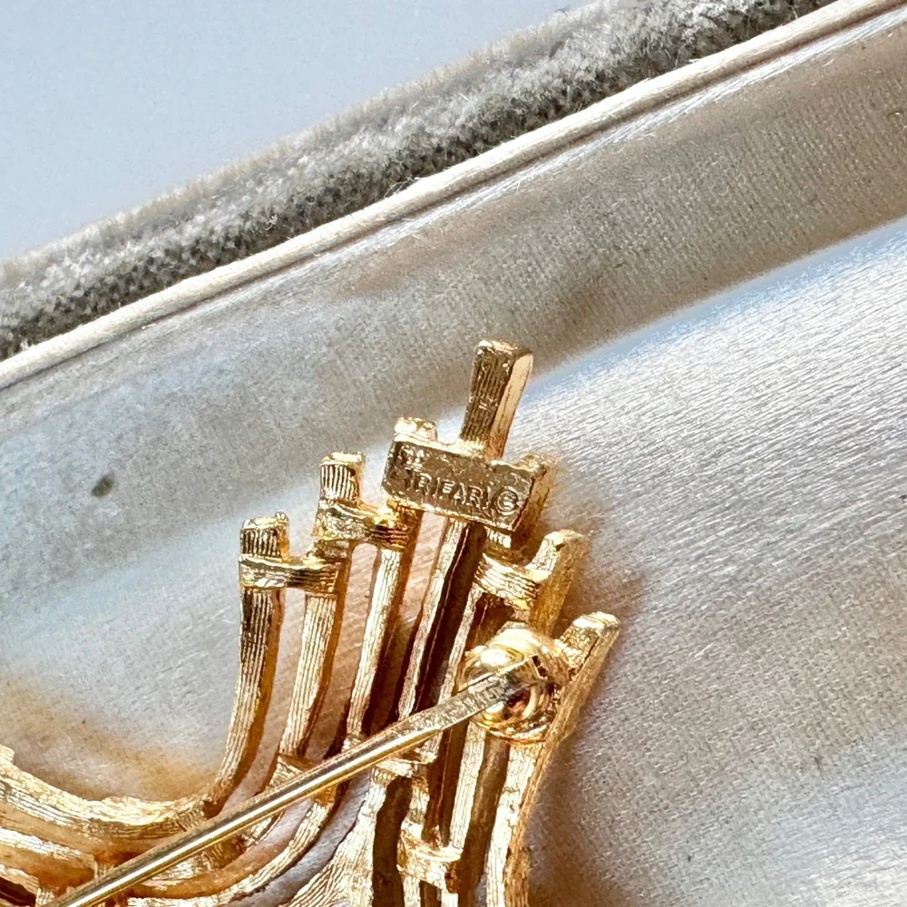 Crown Trifari Gold Tone Abstract Starburst Brooch‎ Pin Textured Maltese Cross
